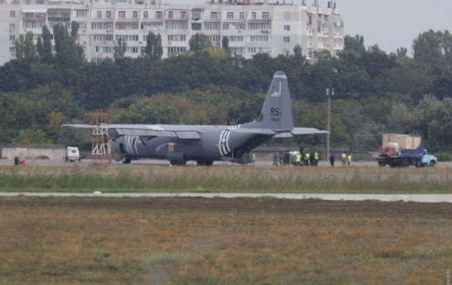 В Одессе совершил аварийную посадку военный самолет США