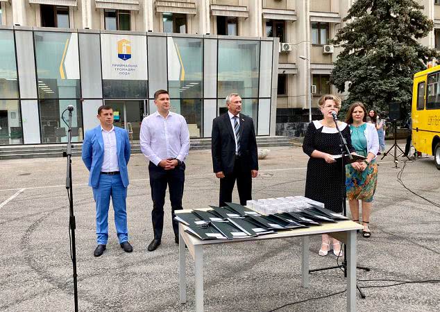 Ключи от новеньких школьных автобусов получили представители учебных заведений Одесской области (фото)
