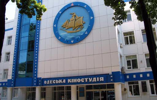 Одесские киношники у стен Офиса президента: министра культуры обвиняют в «деребане» киностудии