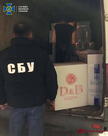 В Одесской области СБУ задержала микроавтобус полный контрабандных сигарет