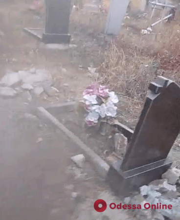 На кладбище в Южном охотники за металлом повредили 32 надгробья (видео)