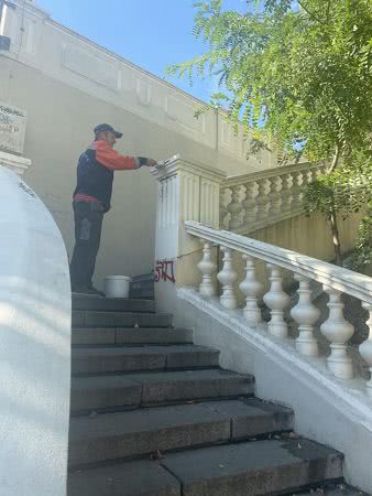 Одесским коммунальщикам приходится замазывать надписи на мосту Коцебу (фото)