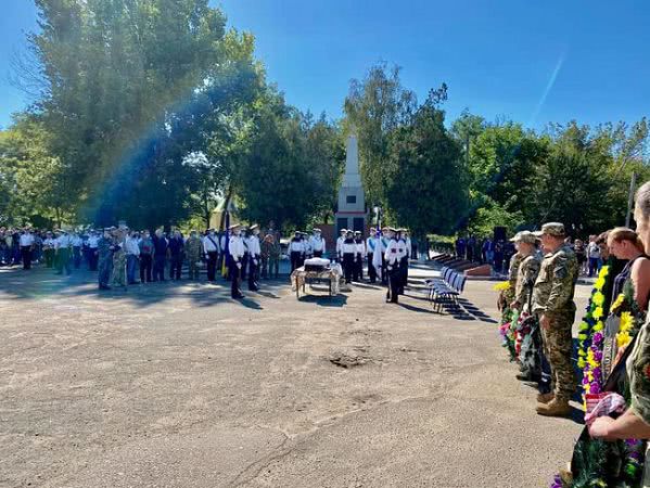 Погибшего на Донбассе матроса Руслана Волкова похоронили в Одесской области 03