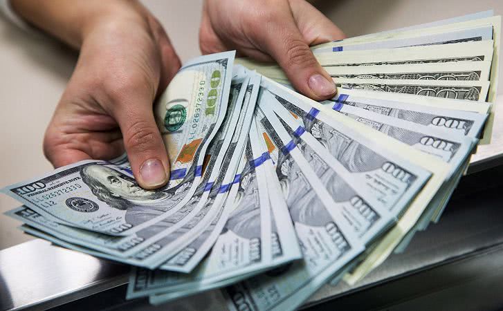 В Южном кассирша обменника незаконно завладела почти 200 тыс. грн