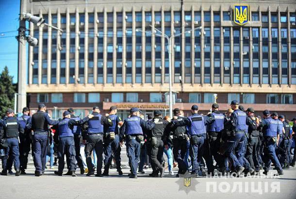 В Запорожье впервые состоялась акция в поддержку ЛГБТ, трое противников пропаганды гомосексуализма задержаны В Запорожье впервые состоялась акция в поддержку ЛГБТ, трое противников пропаганды гомосексуализма задержаны