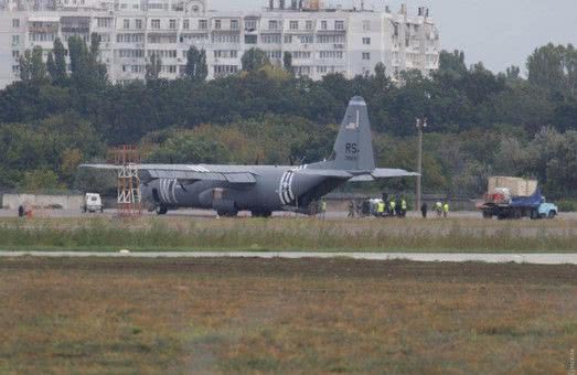 В Одессе американский военно-транспортный самолет совершил аварийную посадку