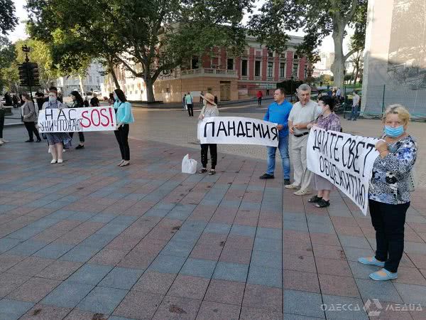 Утро среды у мэрии в Одессе началось с митингов (фото)