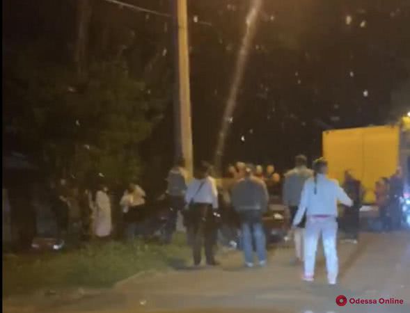 В Черноморке автомобиль на скорости врезался в столб (видео)