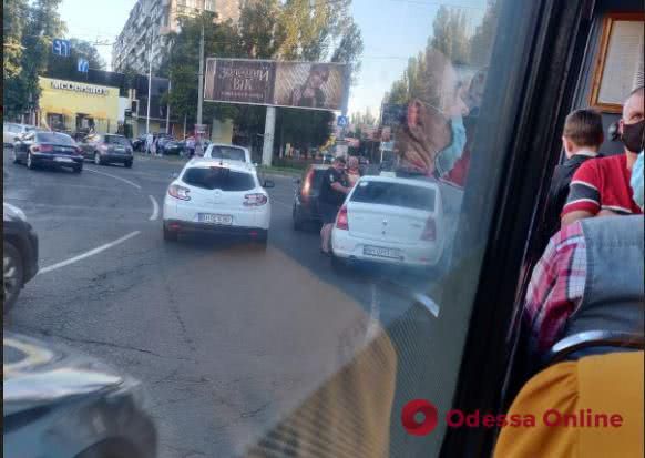 Дорожная обстановка в Одессе: понедельник начался с многочисленных пробок и ДТП