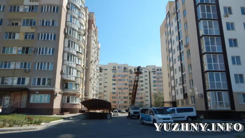 Во дворах Южного начали устанавливать новые светильники (фото)