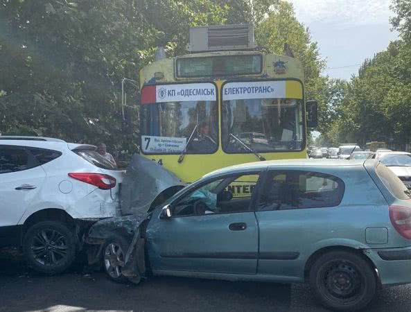 Три авто и троллейбус попали в ДТП на Таирова (фото)