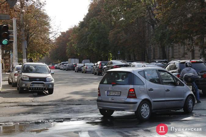 Часть Канатной открыли для транспорта, но лучше с ездой здесь повременить. Фото