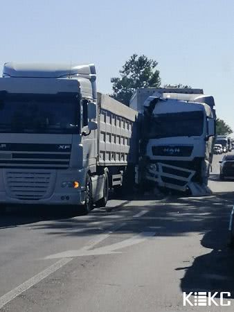 Два грузовика столкнулись возле Клеверного моста (ФОТО)