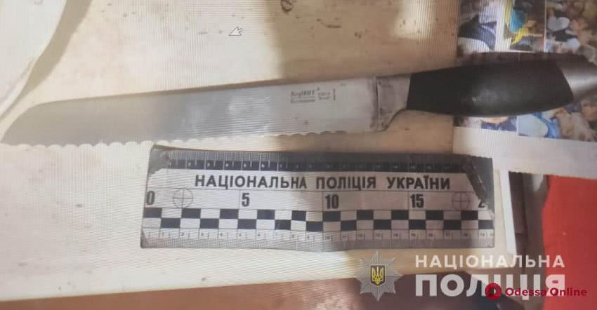 Житель Черноморска напал с ножом на отчима из-за пьяных оскорблений