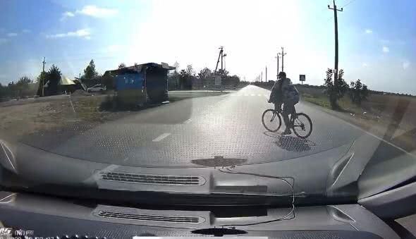 Около Черноморска велосипедист едва не угодил под колеса авто (видео)