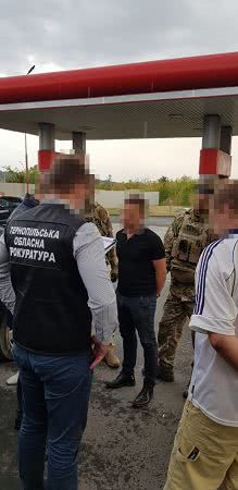 Семейный "бизнес": начальник Тернопольской налоговой с сыном вымогали у мужчины 40 000 долларов Семейный "бизнес": начальник Тернопольской налоговой с сыном вымогали у мужчины 40 000 долларов