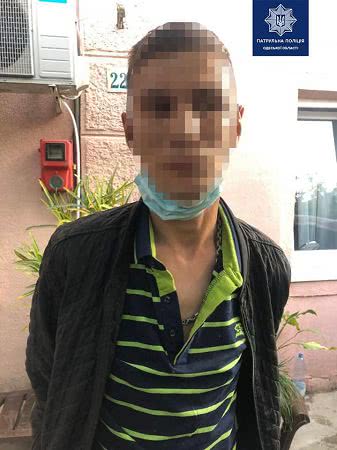 В Киевском районе вор пытался вскрыть окно ножом, чтобы пробраться в частный дом (фото)