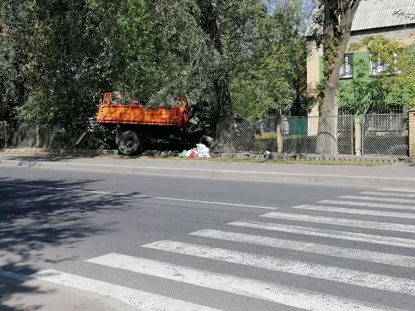 В Измаиле грузовик в результате ДТП влетел в забор. Фото