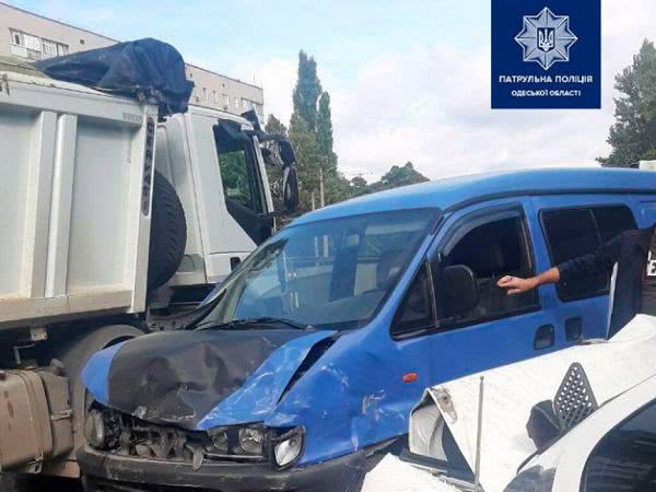 В Одессе столкнулись грузовик, микроавтобус и легковушка: пострадала женщина