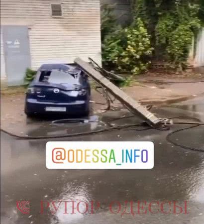 В Одессе по ул. Транспортной перекрыто движение из-за упавшего столба