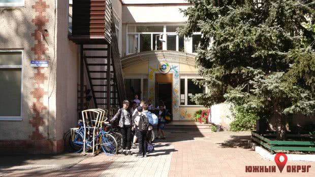 В четвертой школе Южного учатся в соответствии с карантинными требованиями (фото)