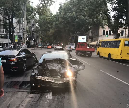 В Одессе 18-летний водитель BMW протаранил 4 авто: пострадал пешеход