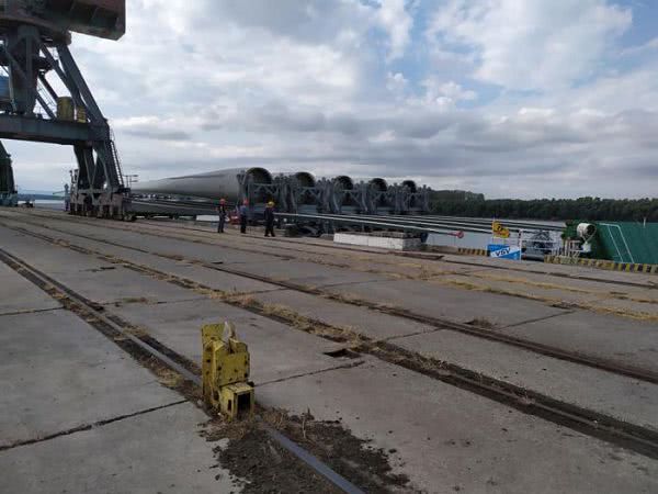 Порт Рени впервые принял судно с ветрогенераторами (фото)