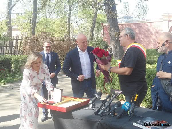 Открылась выставка Михаила Ревы «Откровение», на которой представлены скульптуры из бронзы, воска, камней и ракушек (фото)