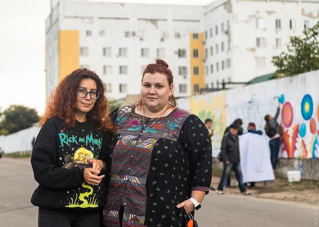 В Одессе художники и волонтеры раскрасили забор онкологического диспансера