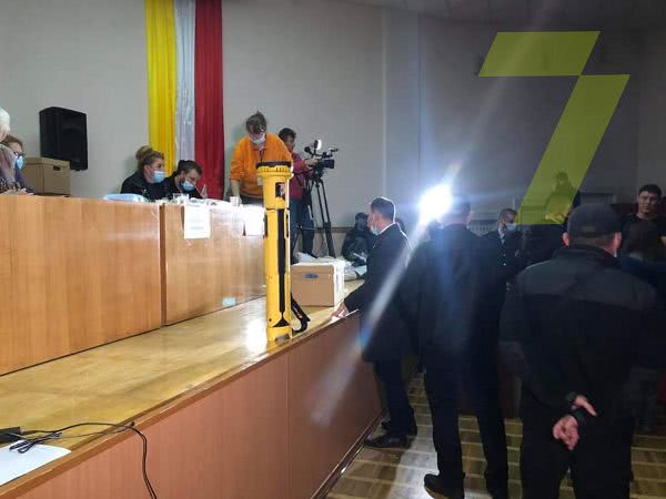 Ночной скандал в Суворовской ТИК: требуют пересчета голосов на выборах в горсовет