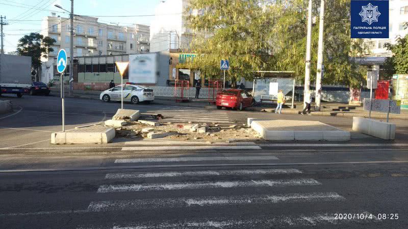 Два утренних ДТП в Одессе: разбиты столб, остановка, два авто. Есть пострадавшие (фото)