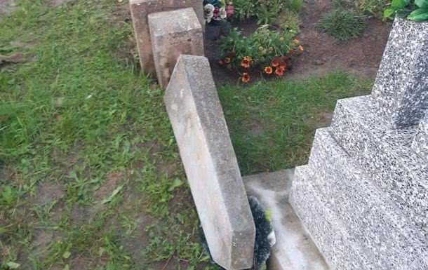 В Мукачевском районе подростки устроили погром на кладбище