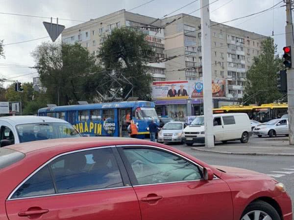 В Одессе трамвай врезался в легковушку: на дороге образовалась пробка