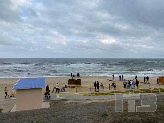 Трех человек унесло течением на пляже Черноморска: одного спасти не удалось (видео)