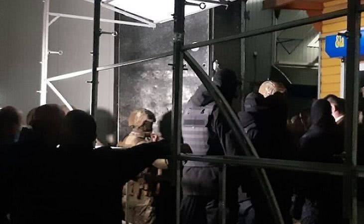 На Седьмом километре в Одессе торговцы заблокировали спецназ СБУ: видео