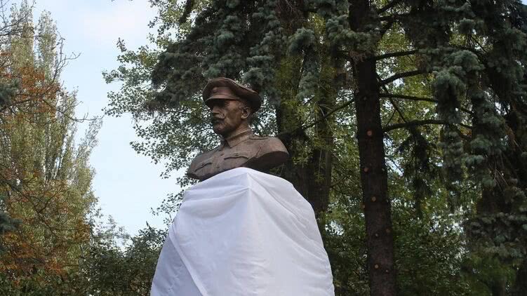 В Киеве установили памятник полковнику УНР, которого судом той же УНР приговорили к расстрелу