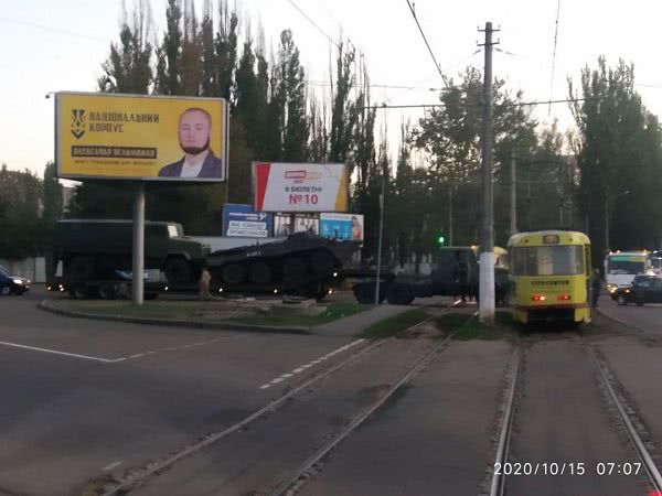 Военный грузовик утром заблокировал движение трамваев на поселке Котовского в Одессе