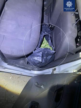 В Одессе полиция остановила нарушивший ПДД автомобиль и нашла в салоне 15 кг марихуаны. Фото