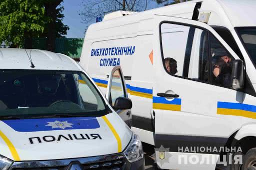 Полиция искала взрывчатку на избирательном участке, расположенном в школе в центре Одессы