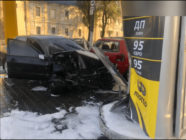 В Одессе автомобиль влетел в АЗС, протаранил легковушку и загорелся (видео)
