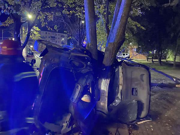 В центре Измаила на рассвете молодежь на Citroёn влетела в дерево: двое погибших, есть пострадавшие