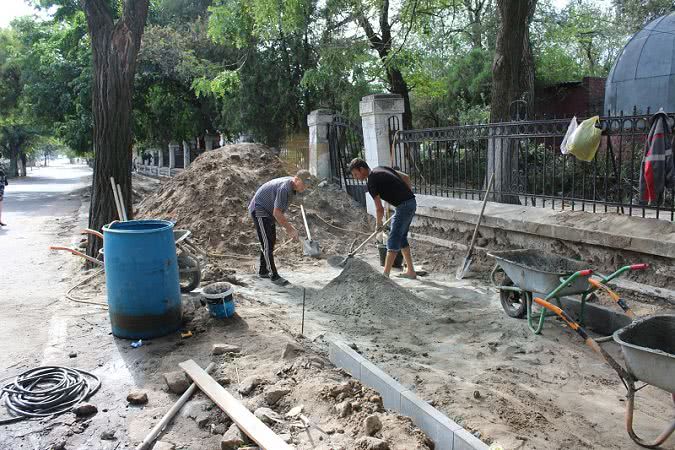В Аккермане за деньги из госбюджета ремонтируют тротуар вокруг Михайловского сквера (фотофакт)