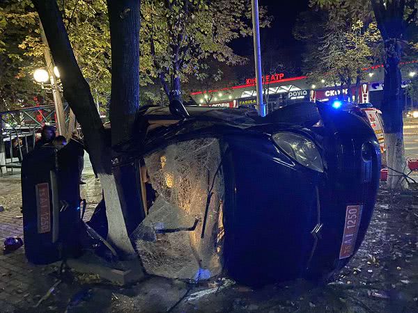 В центре Измаила на рассвете молодежь на Citroёn влетела в дерево: двое погибших, есть пострадавшие