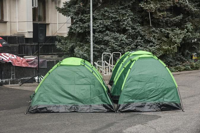 Активисты осадили здание обладминистрации и поставили палатки (ФОТО)