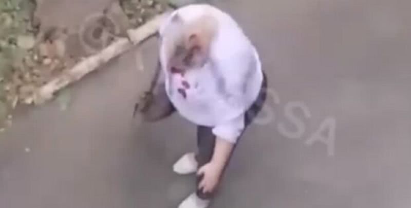 Мужчина посреди улицы разбил голову учительнице: первые детали и видео происшествия
