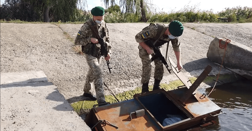 Украинские пограничники нашли на границе с Молдовой подводную лодку. Видео