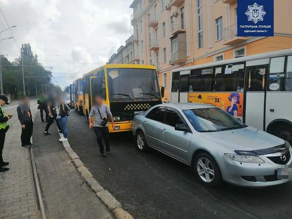 В Одесі сталася ДТП за участю двох маршруток та легковика: є постраждалі (фото)