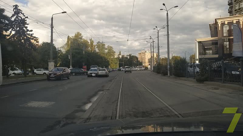 ДТП на Генуэзской: перекрыта полоса для движения