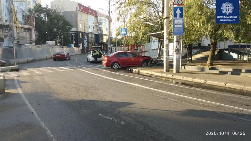 На Фонтане в Одессе автомобиль влетел в остановку общественного транспорта. Фото