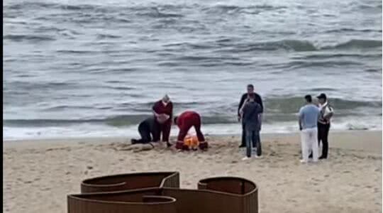 В Черноморске в шторм утонул подросток. Еще двоих удалось спасти